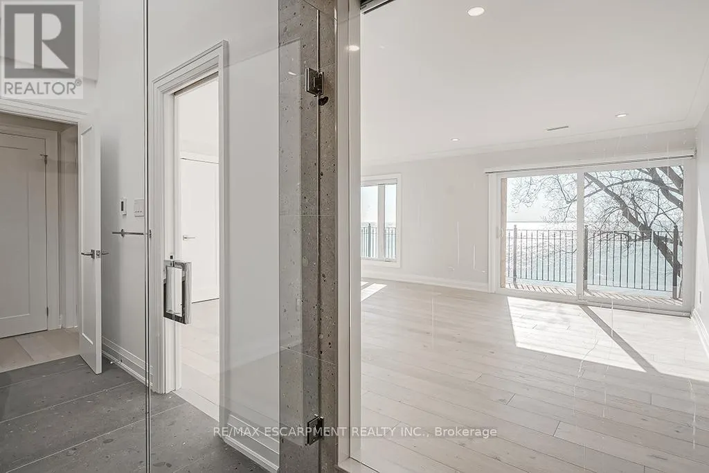 2082 WATER'S EDGE DRIVE