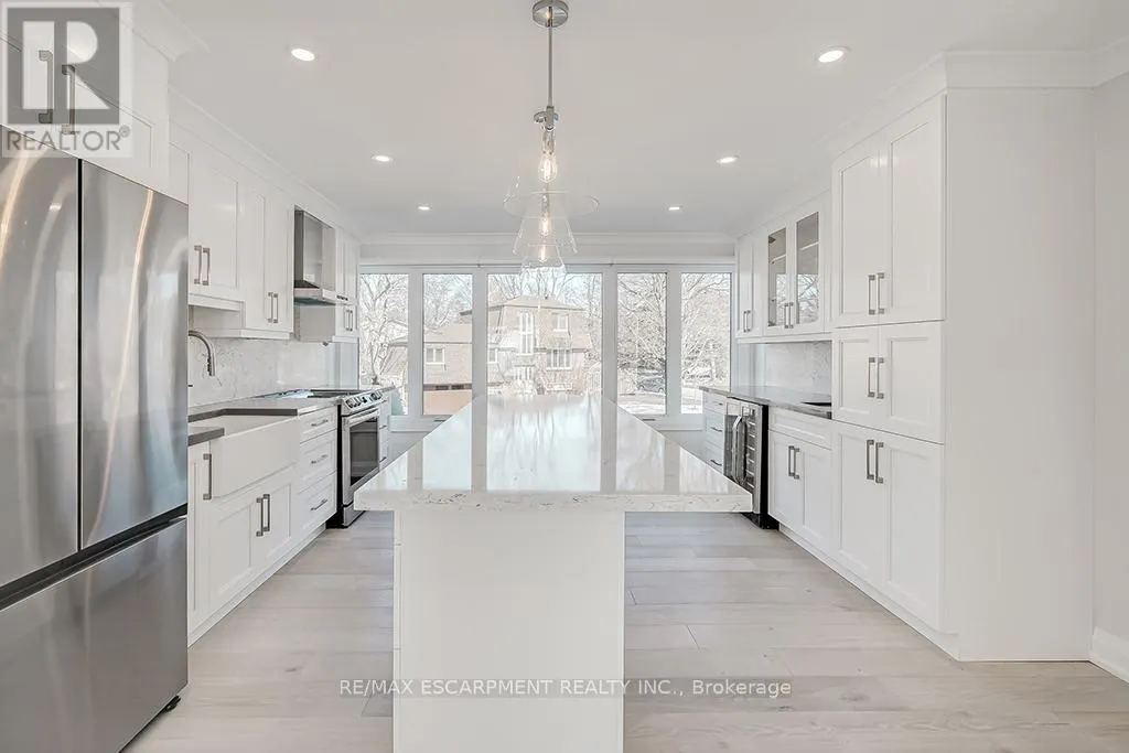 2082 WATER'S EDGE DRIVE