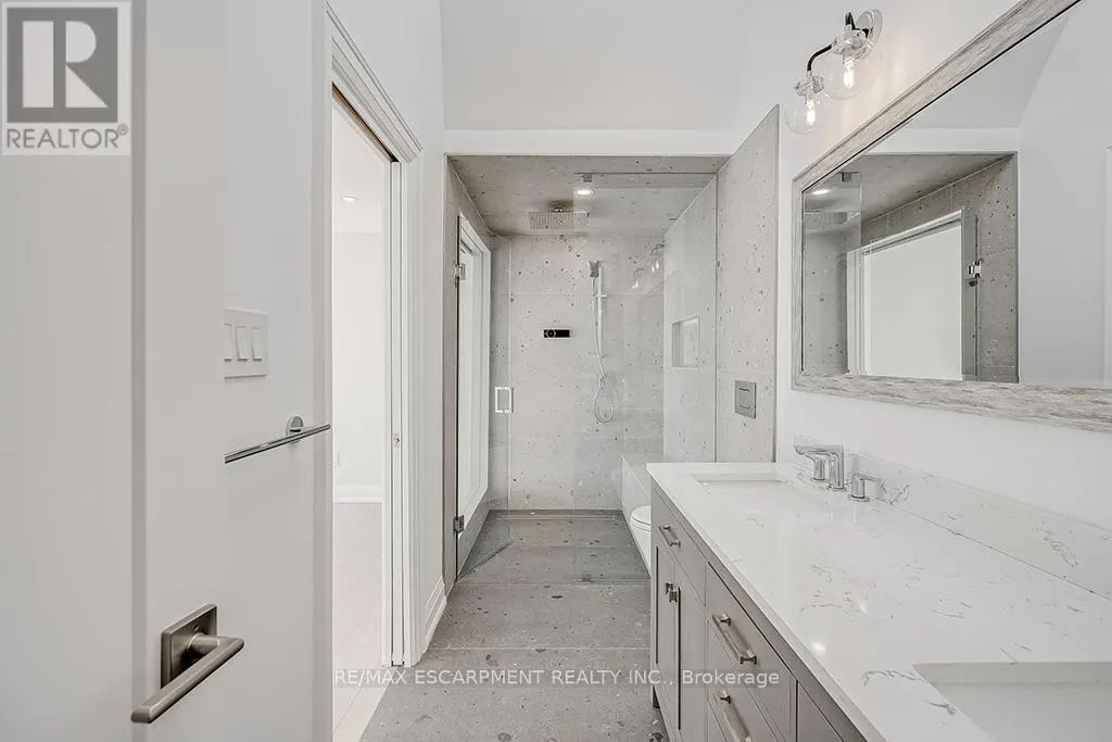 2082 WATER'S EDGE DRIVE