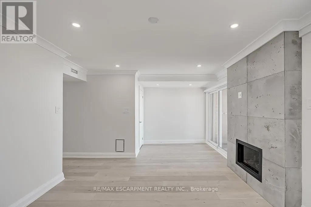 2082 WATER'S EDGE DRIVE