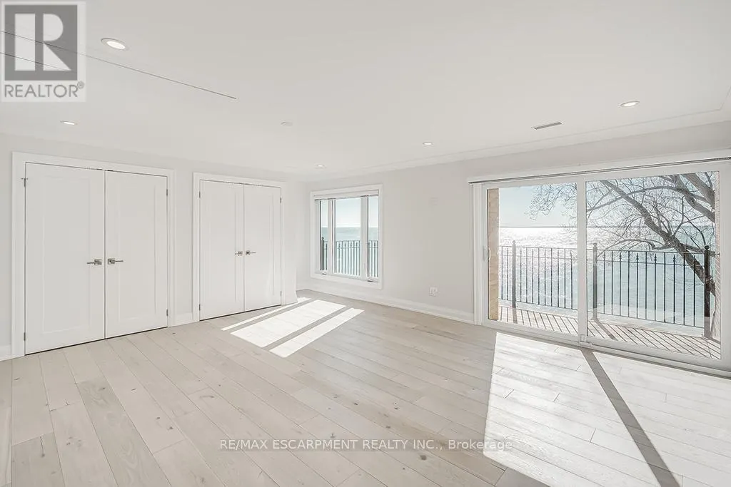 2082 WATER'S EDGE DRIVE
