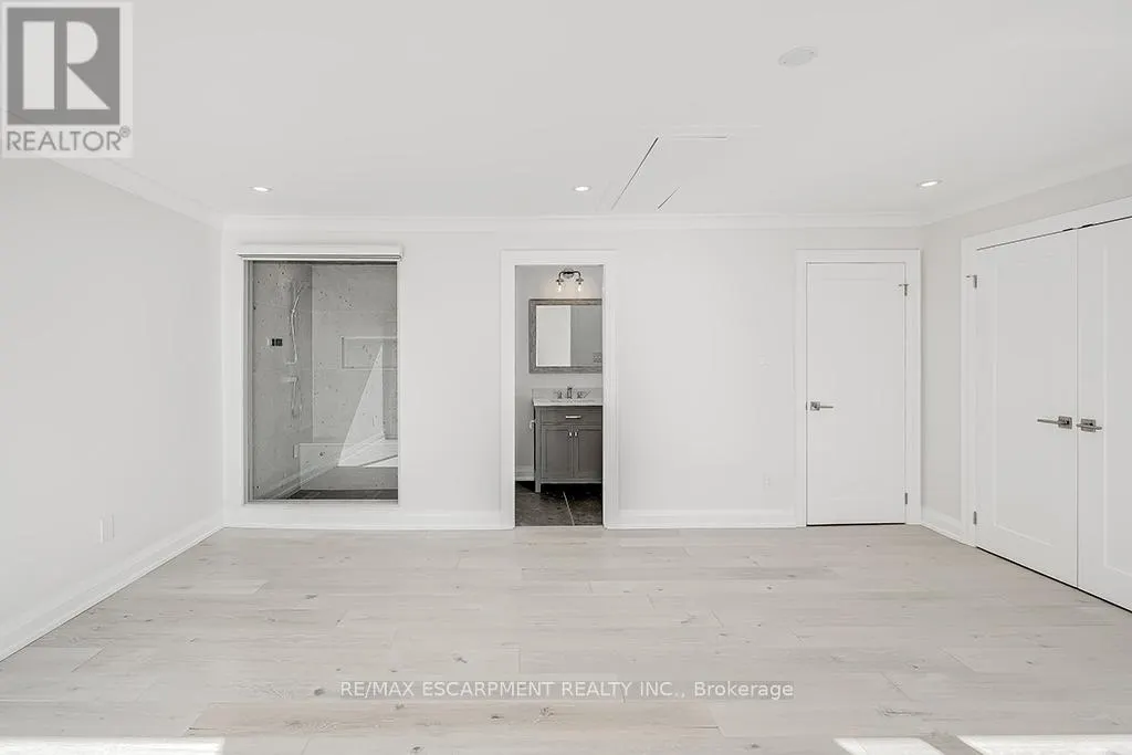 2082 WATER'S EDGE DRIVE