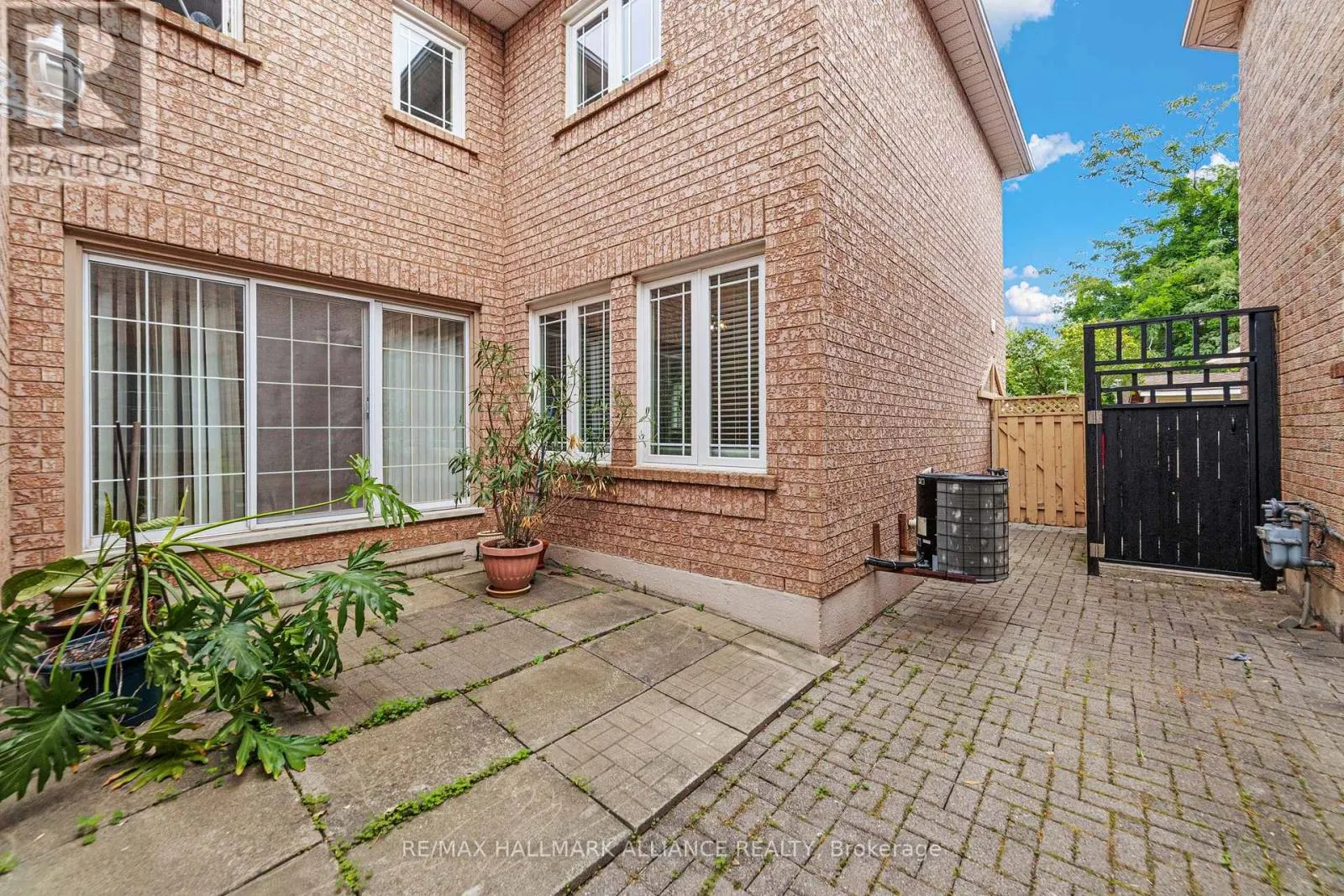 365 TURNBERRY CRESCENT