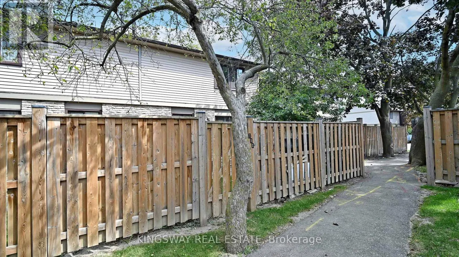 111 - 105 HANSEN ROAD N