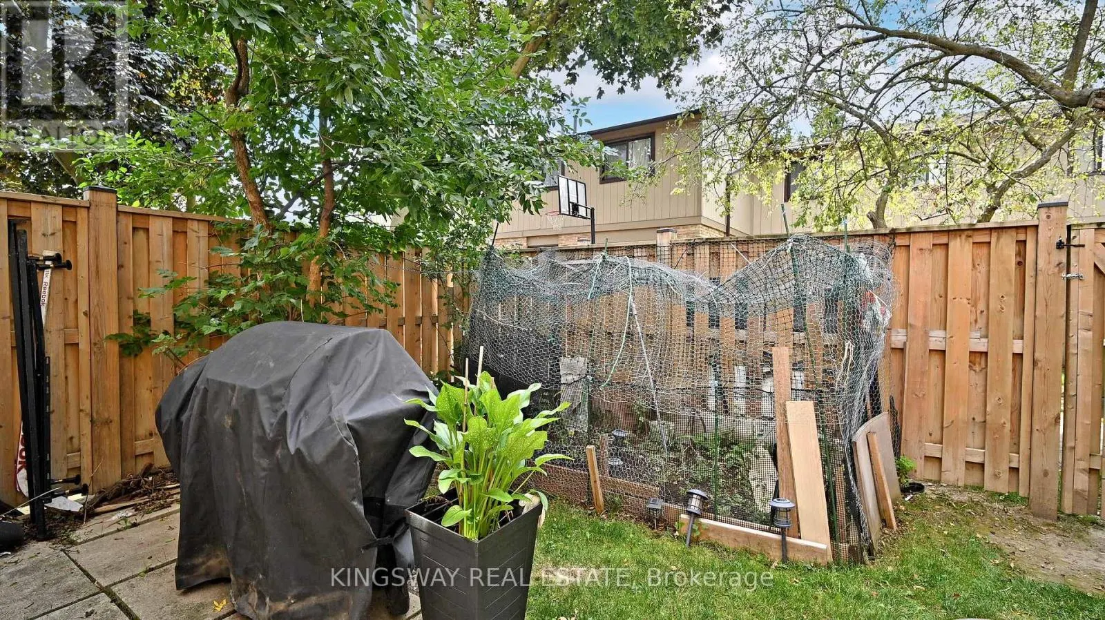 111 - 105 HANSEN ROAD N