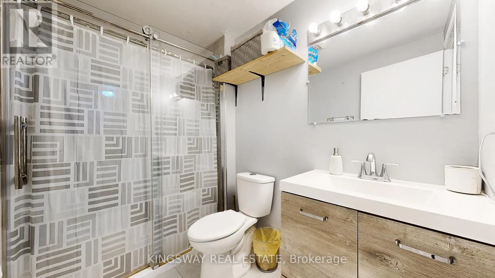 111 - 105 HANSEN ROAD N