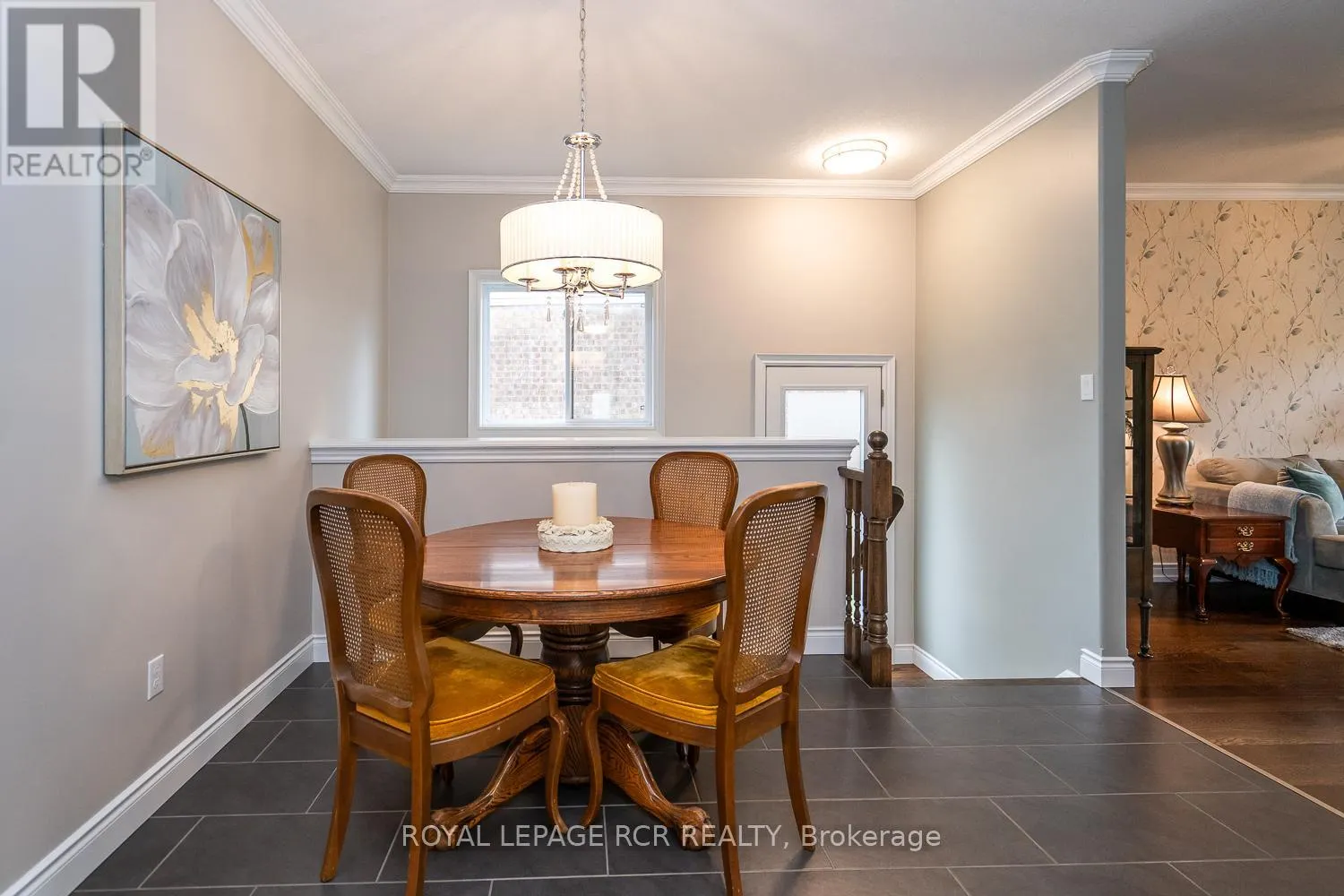 39 DINNICK CRESCENT