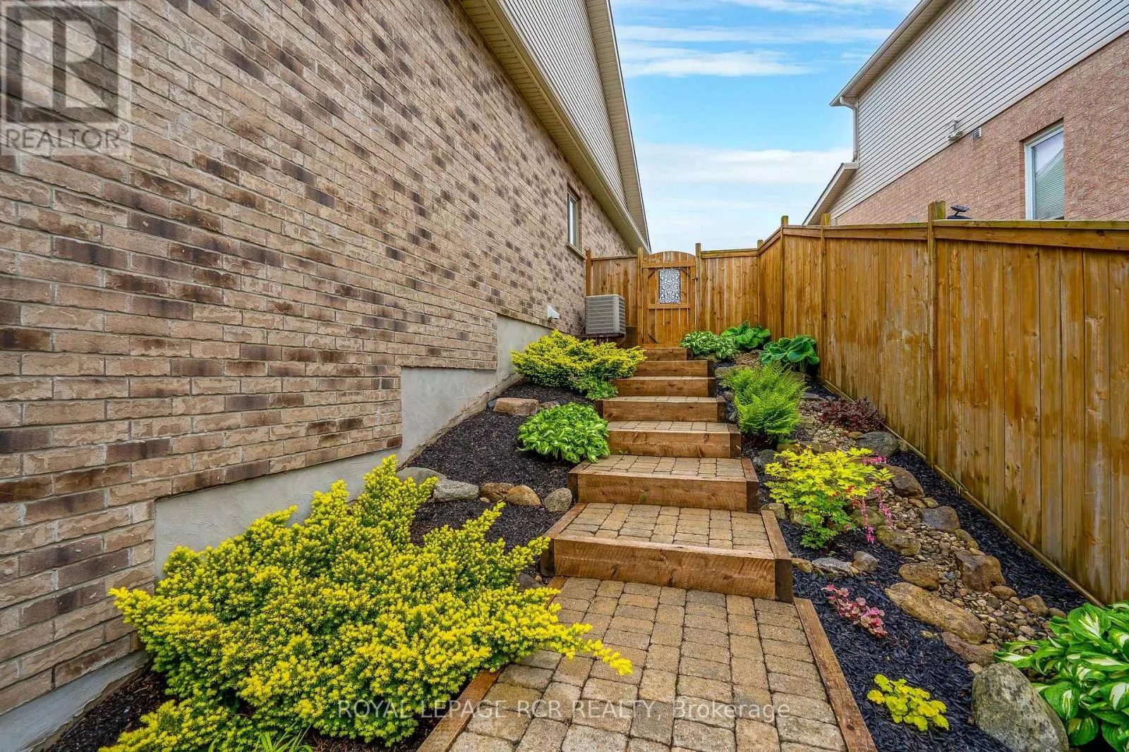 39 DINNICK CRESCENT