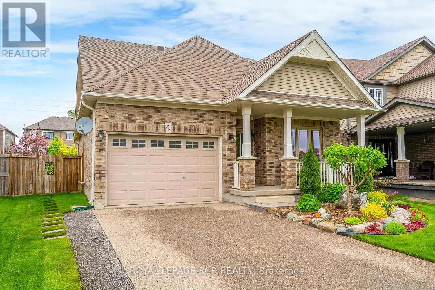 39 DINNICK CRESCENT