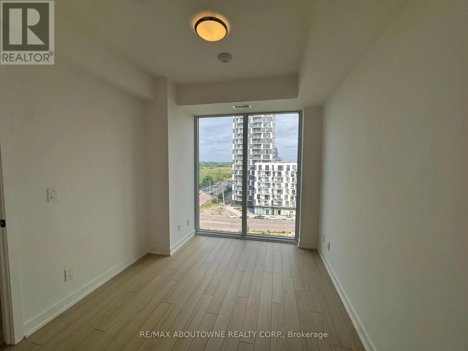 906 - 3079 TRAFALGAR ROAD