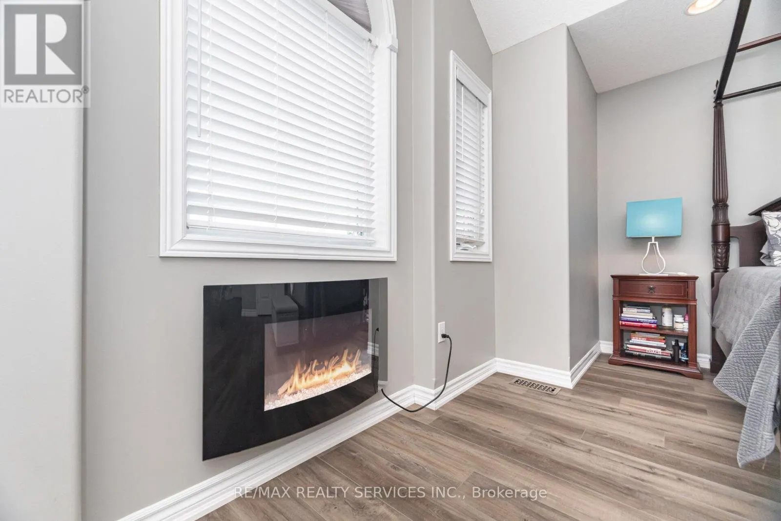 60 DINNICK CRESCENT