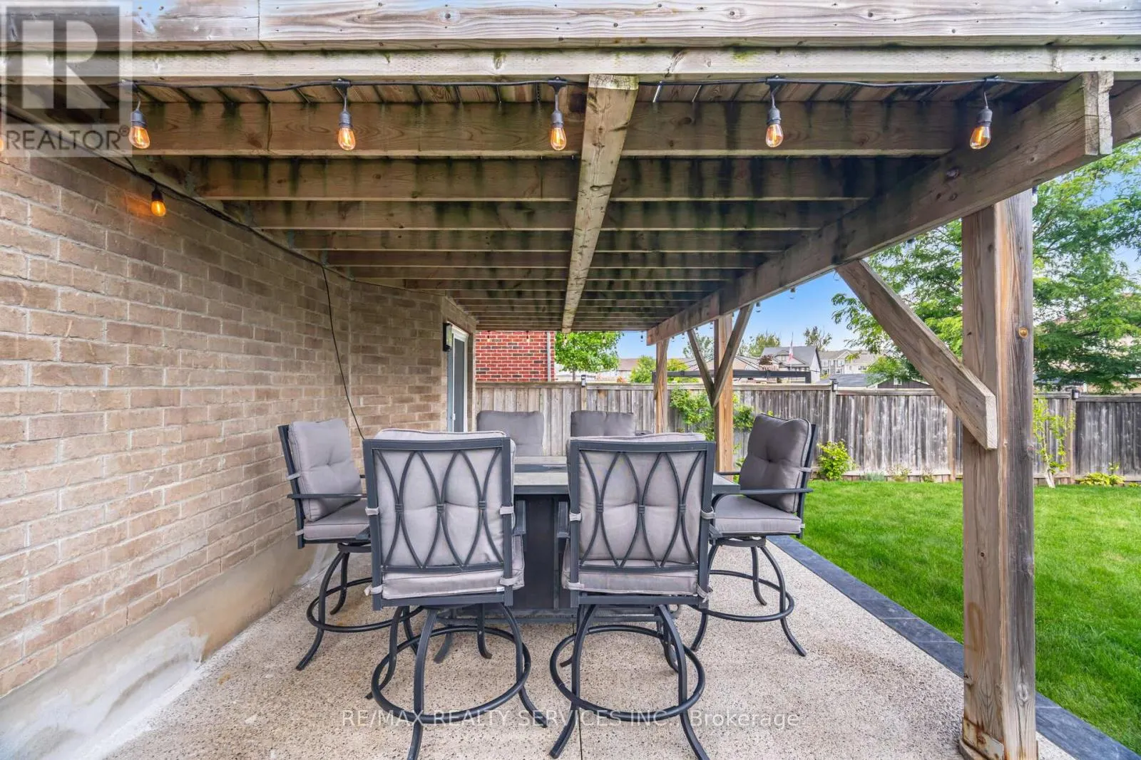60 DINNICK CRESCENT