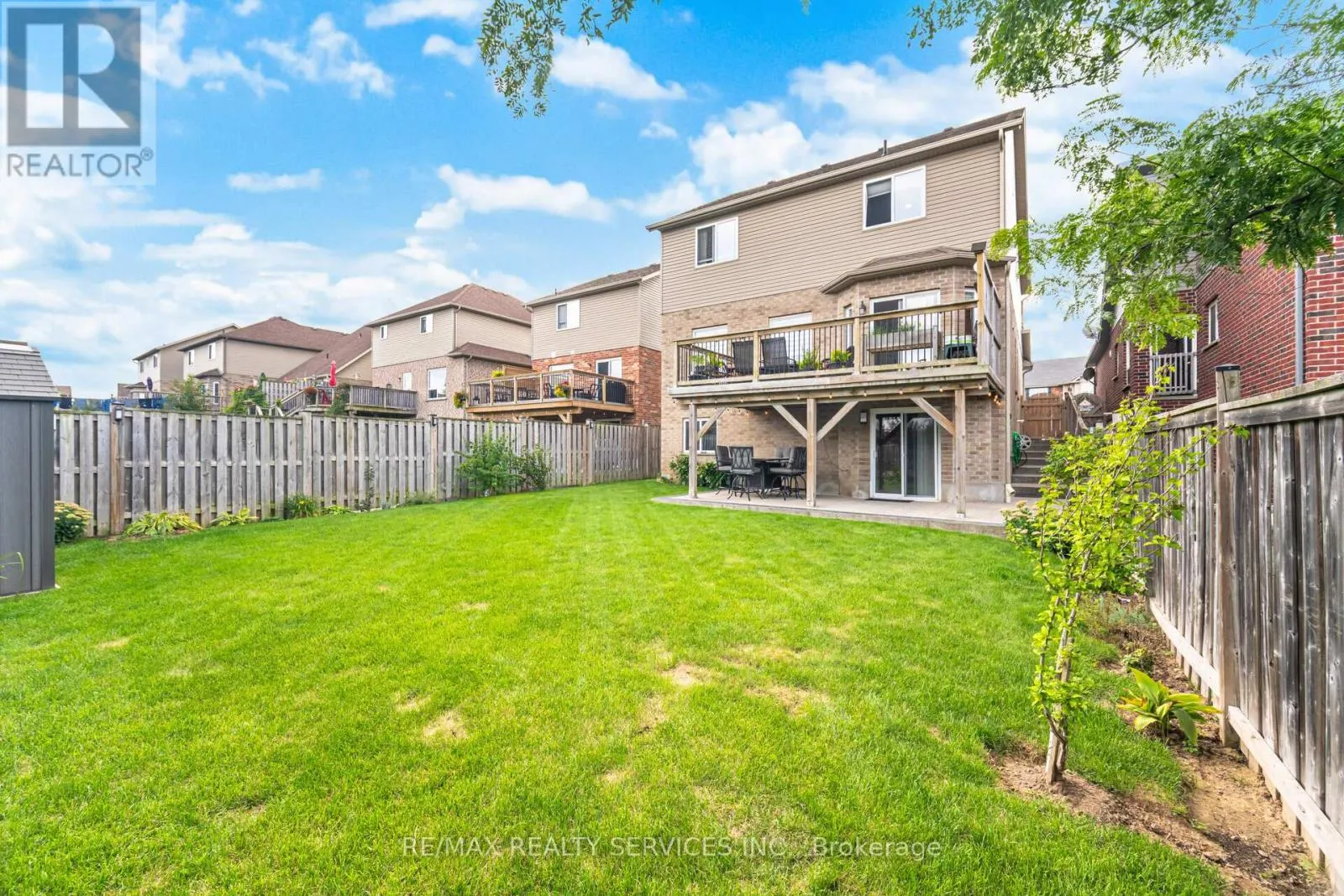 60 DINNICK CRESCENT