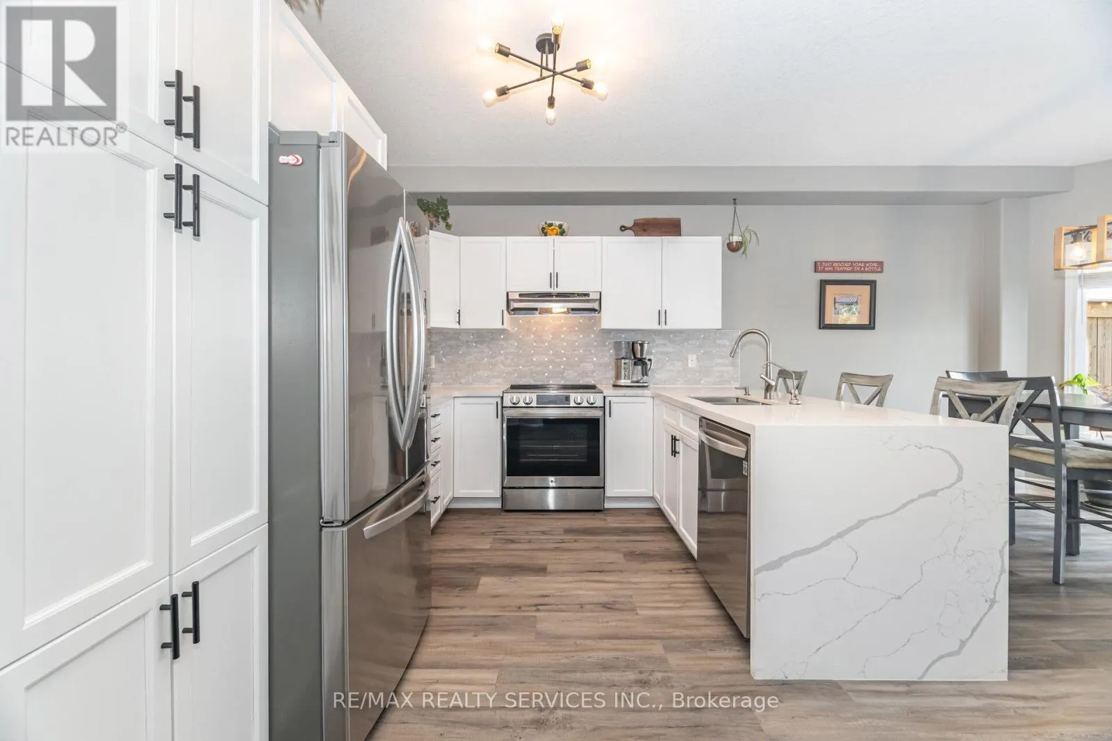 60 DINNICK CRESCENT
