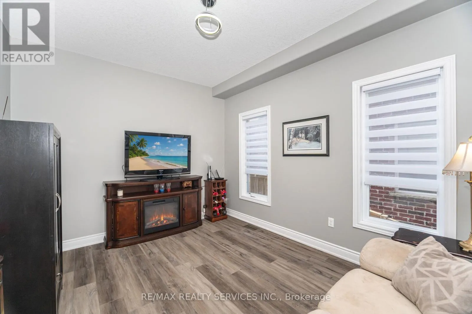 60 DINNICK CRESCENT