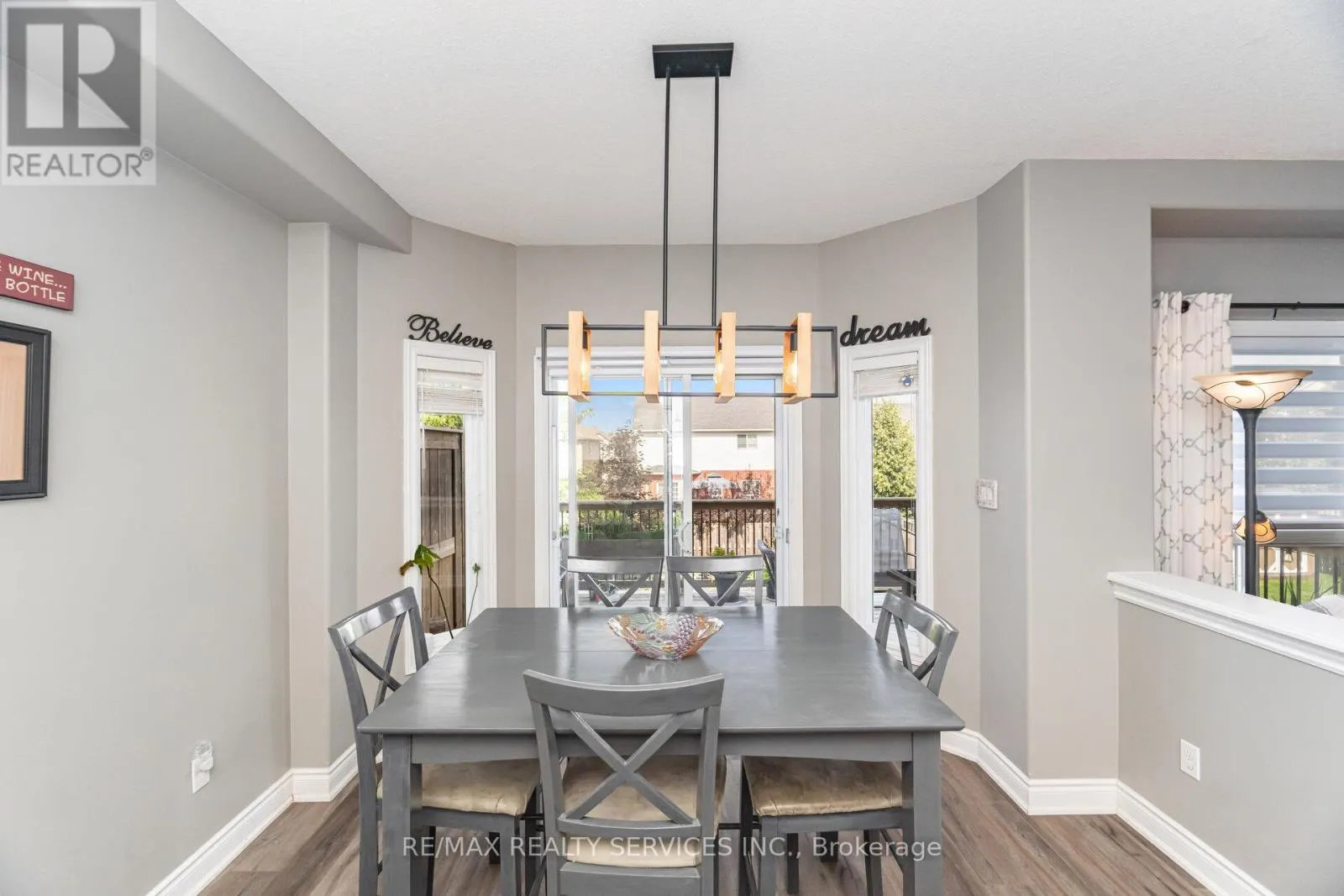 60 DINNICK CRESCENT