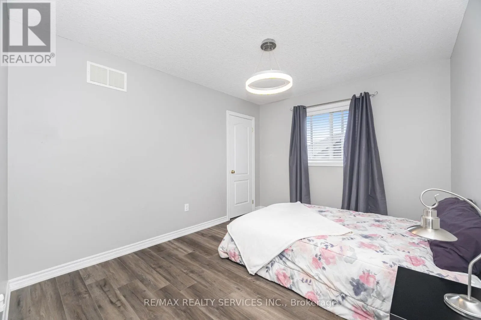 60 DINNICK CRESCENT