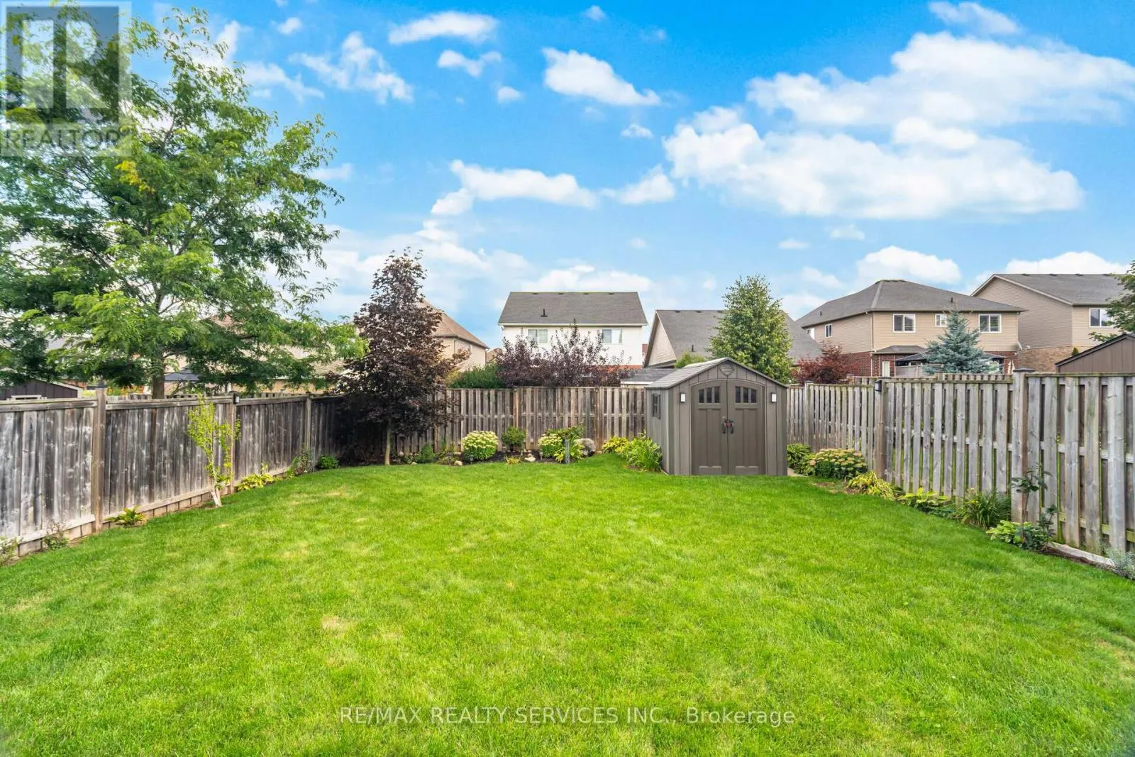 60 DINNICK CRESCENT