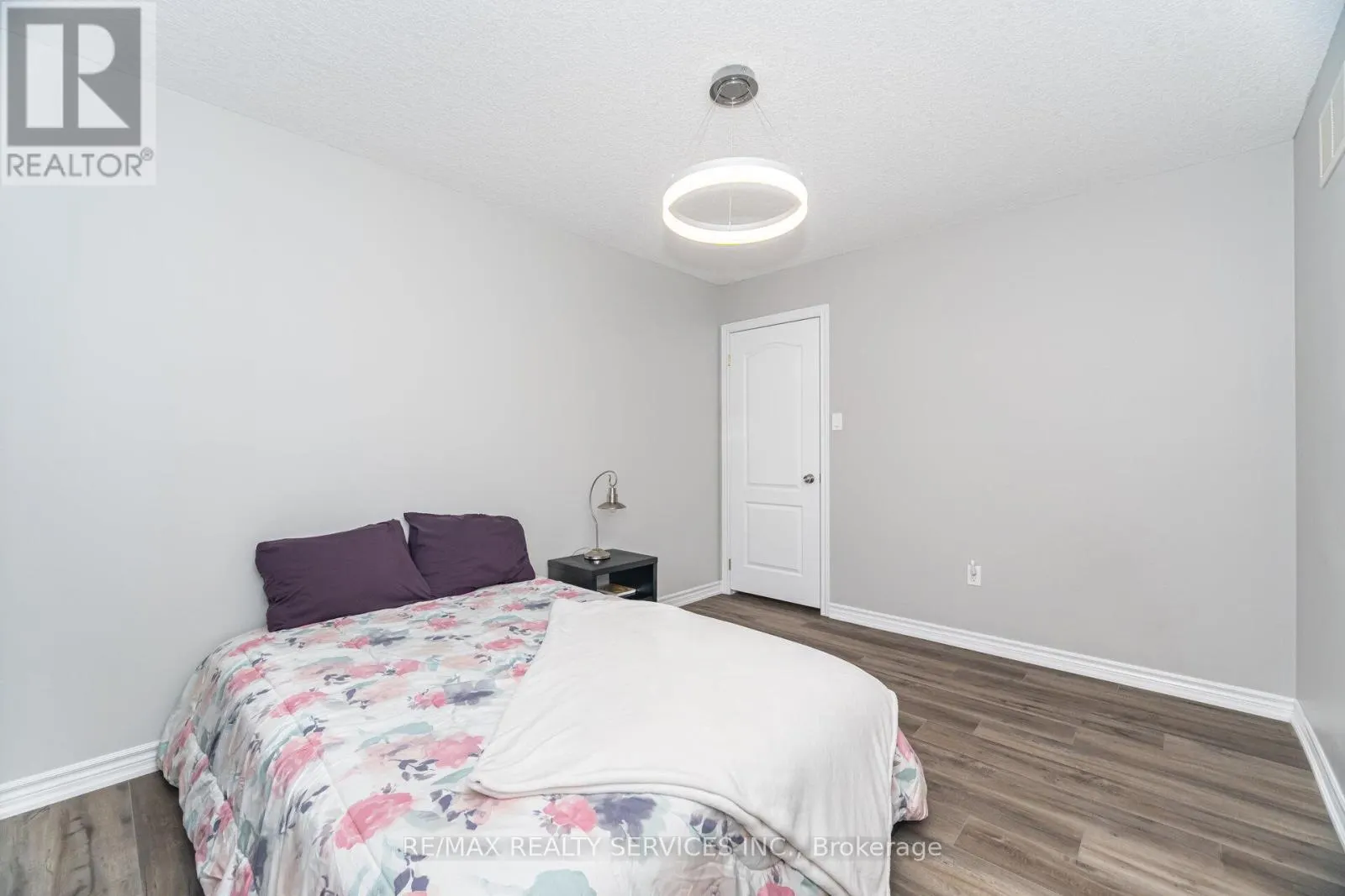 60 DINNICK CRESCENT