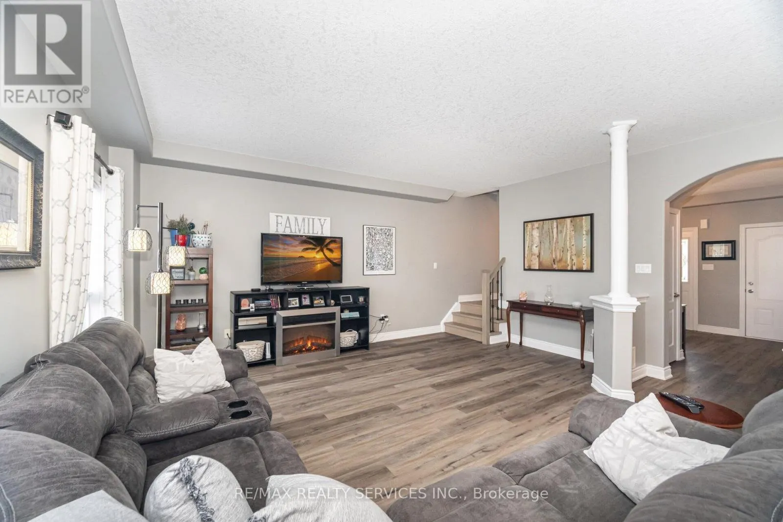 60 DINNICK CRESCENT