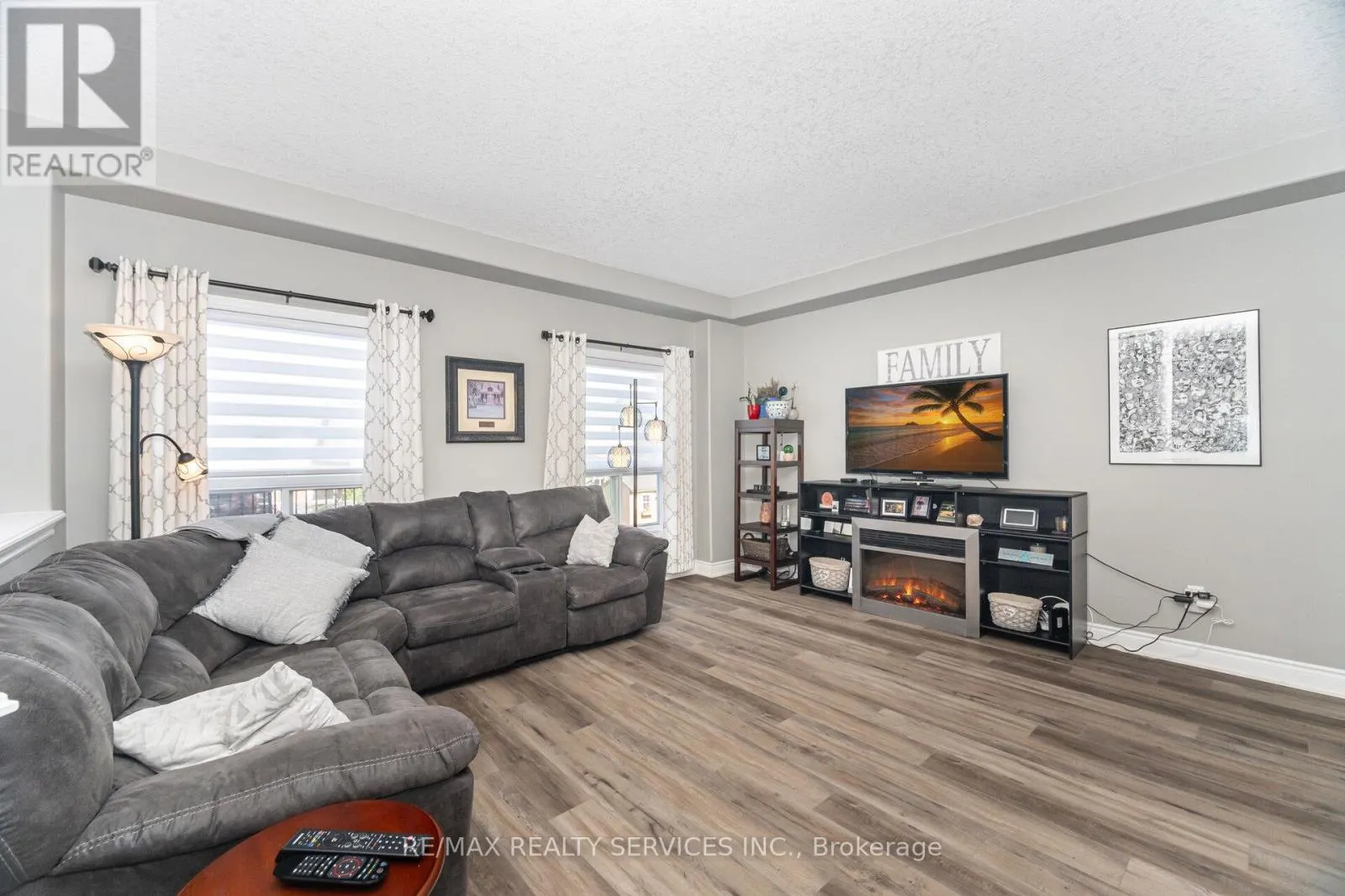 60 DINNICK CRESCENT