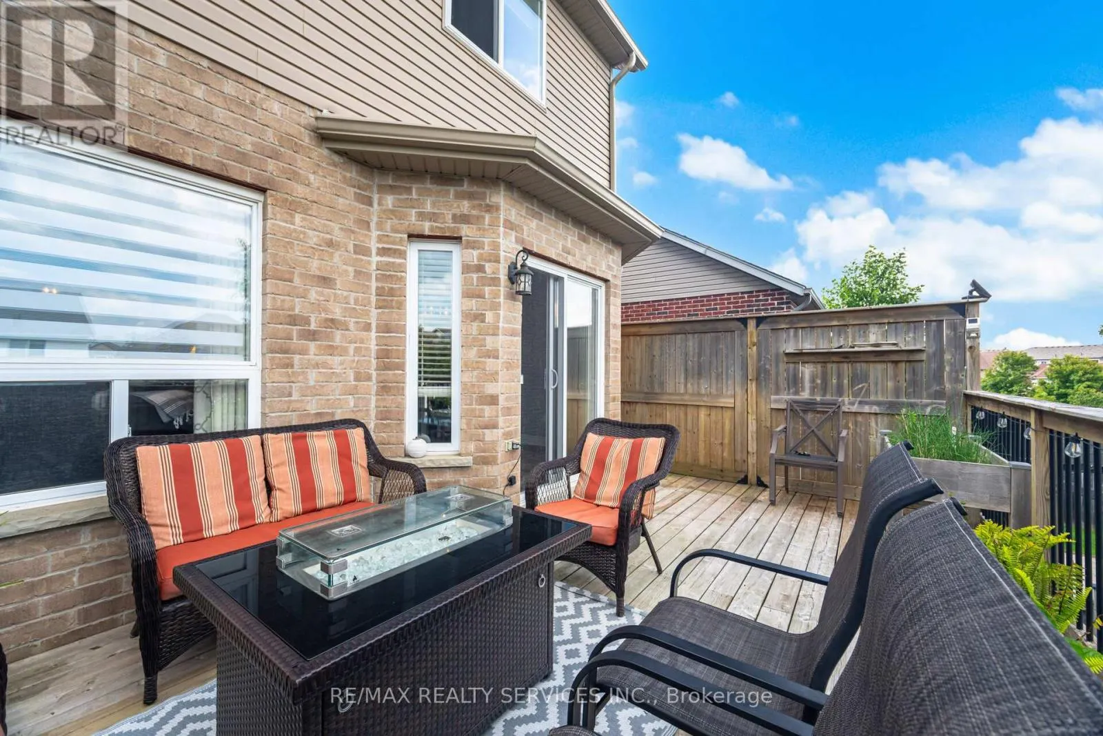 60 DINNICK CRESCENT