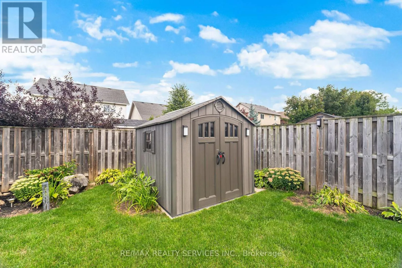 60 DINNICK CRESCENT