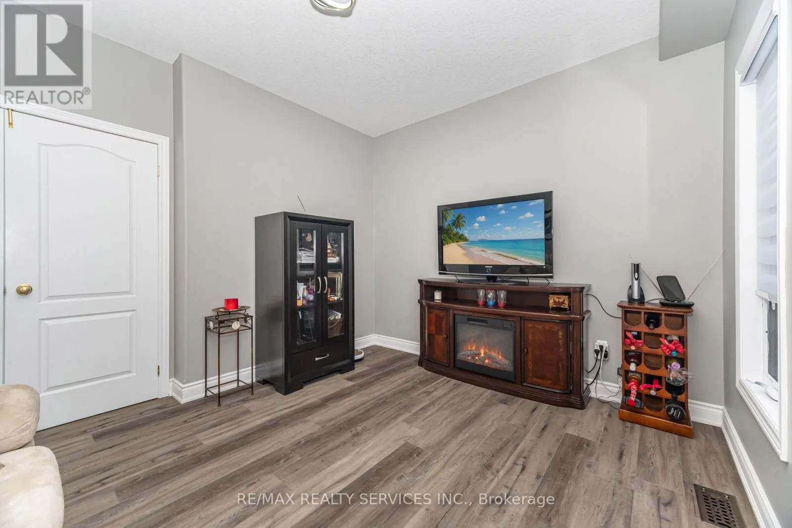 60 DINNICK CRESCENT