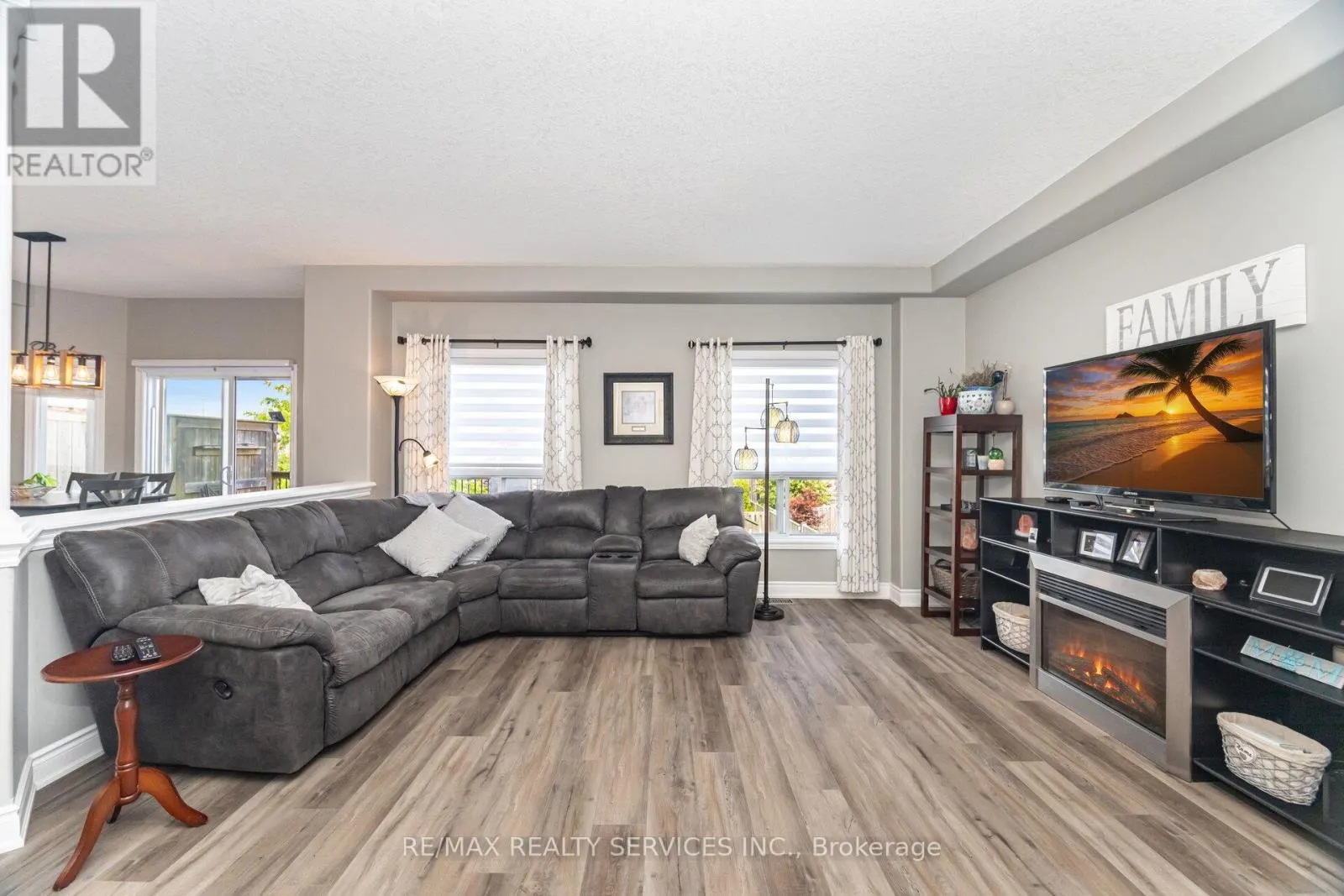 60 DINNICK CRESCENT