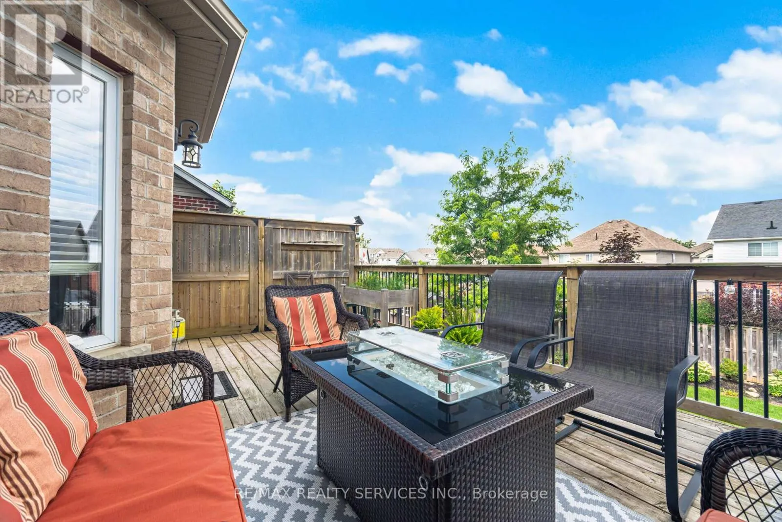 60 DINNICK CRESCENT