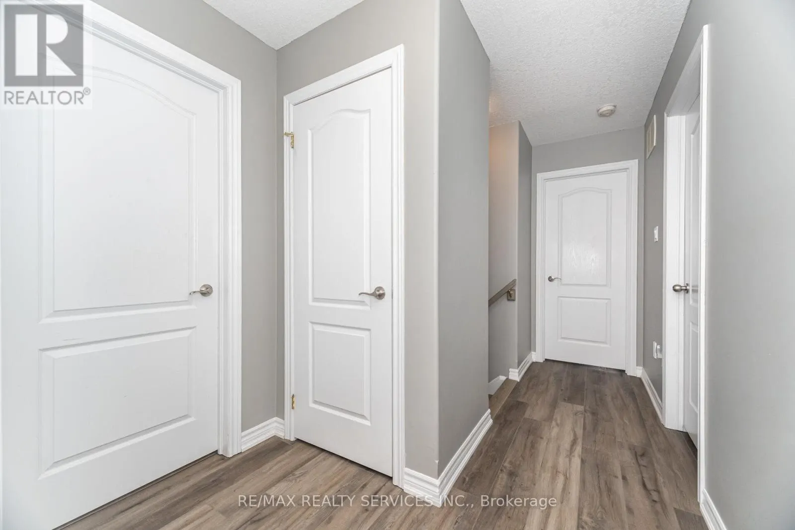 60 DINNICK CRESCENT