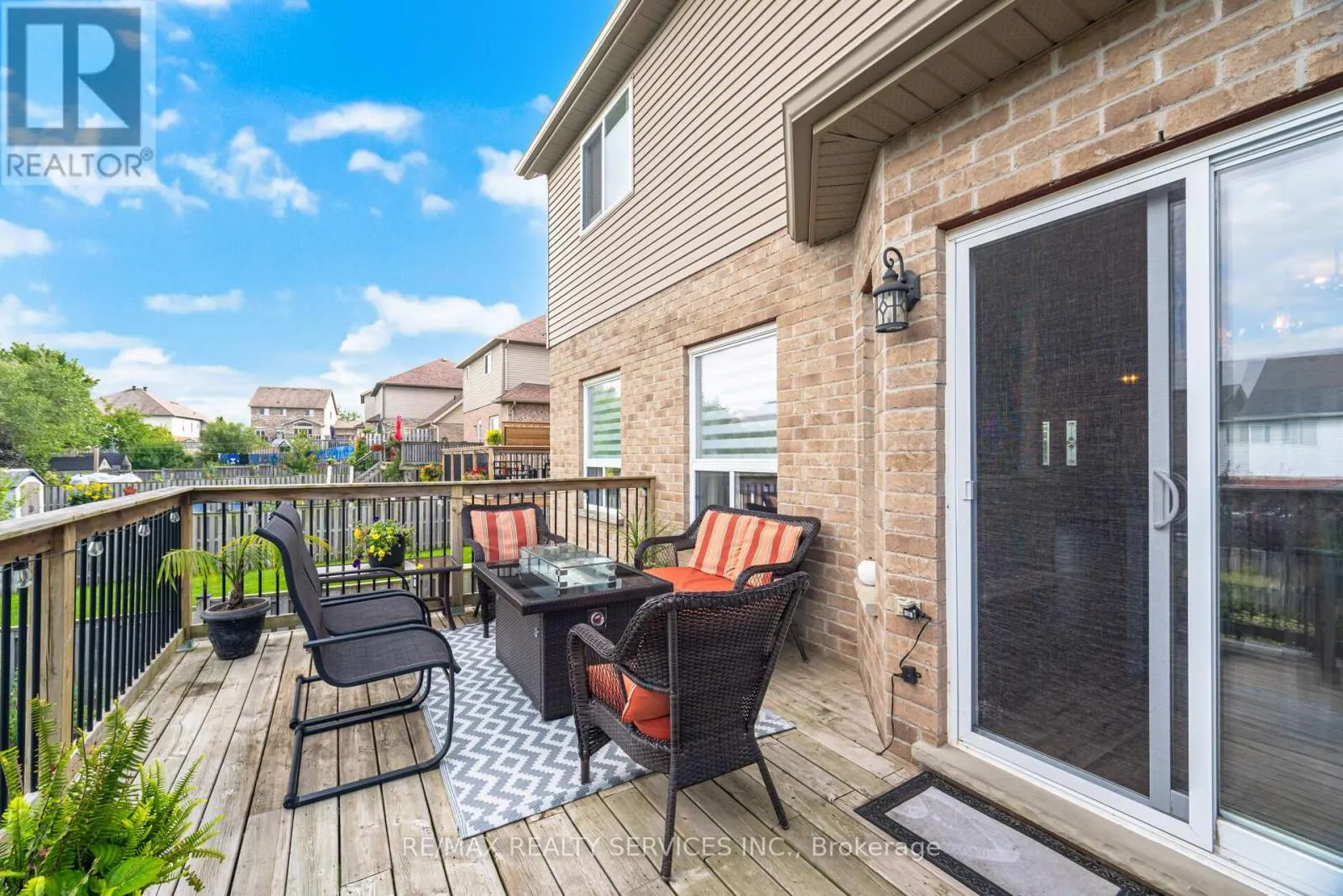 60 DINNICK CRESCENT