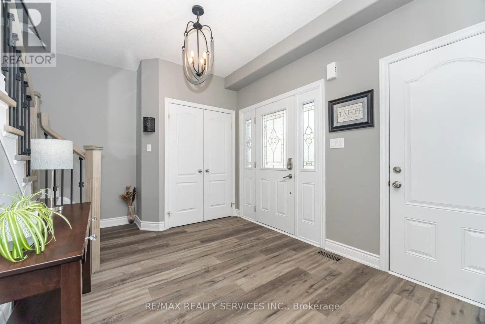 60 DINNICK CRESCENT
