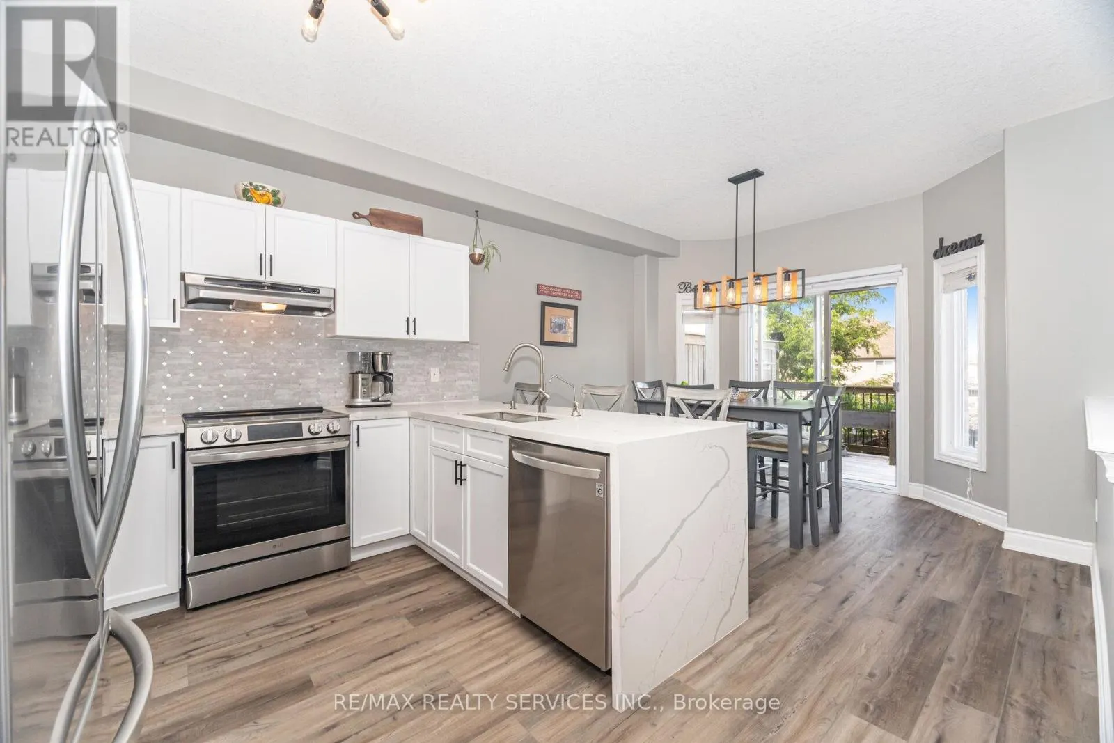 60 DINNICK CRESCENT