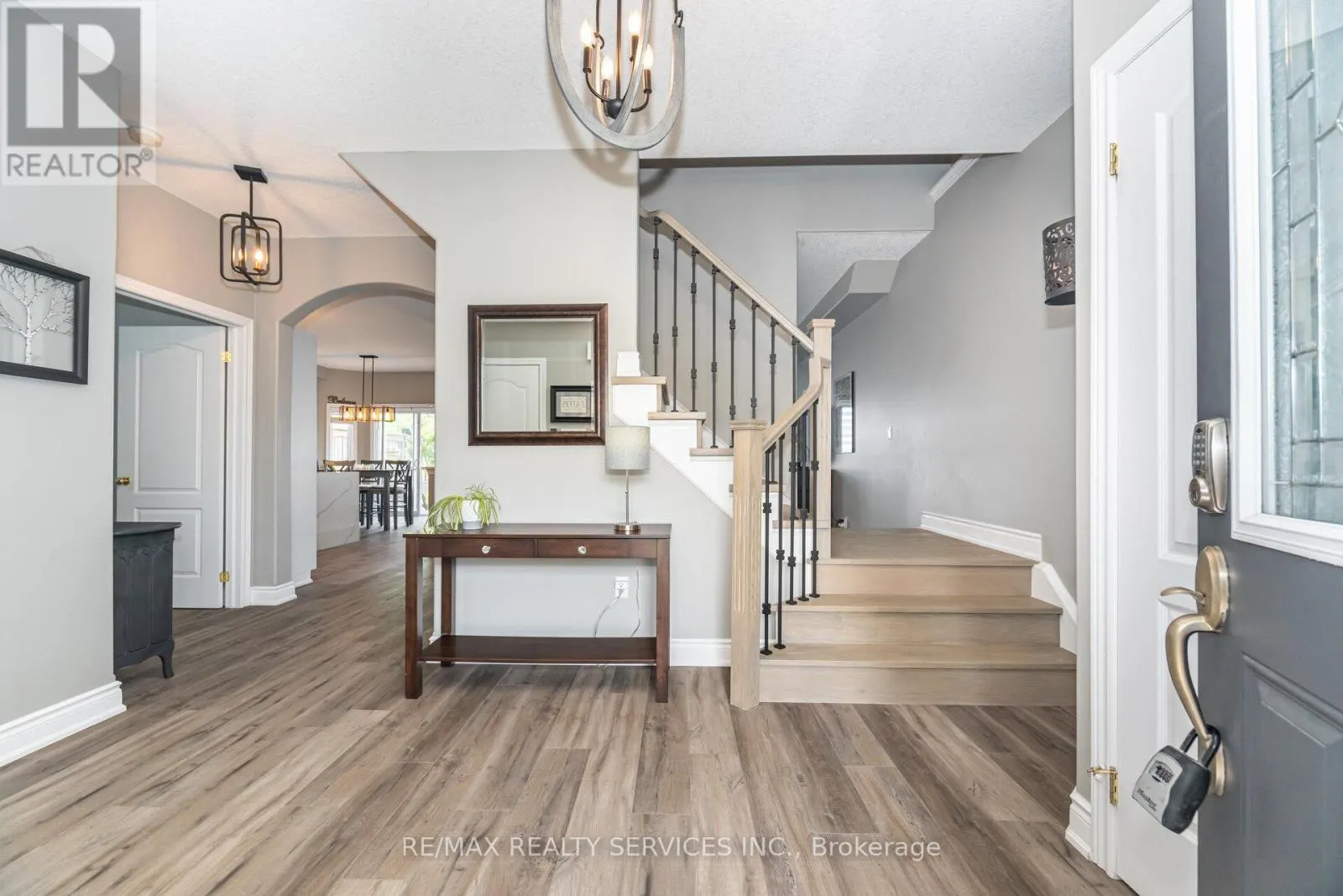 60 DINNICK CRESCENT
