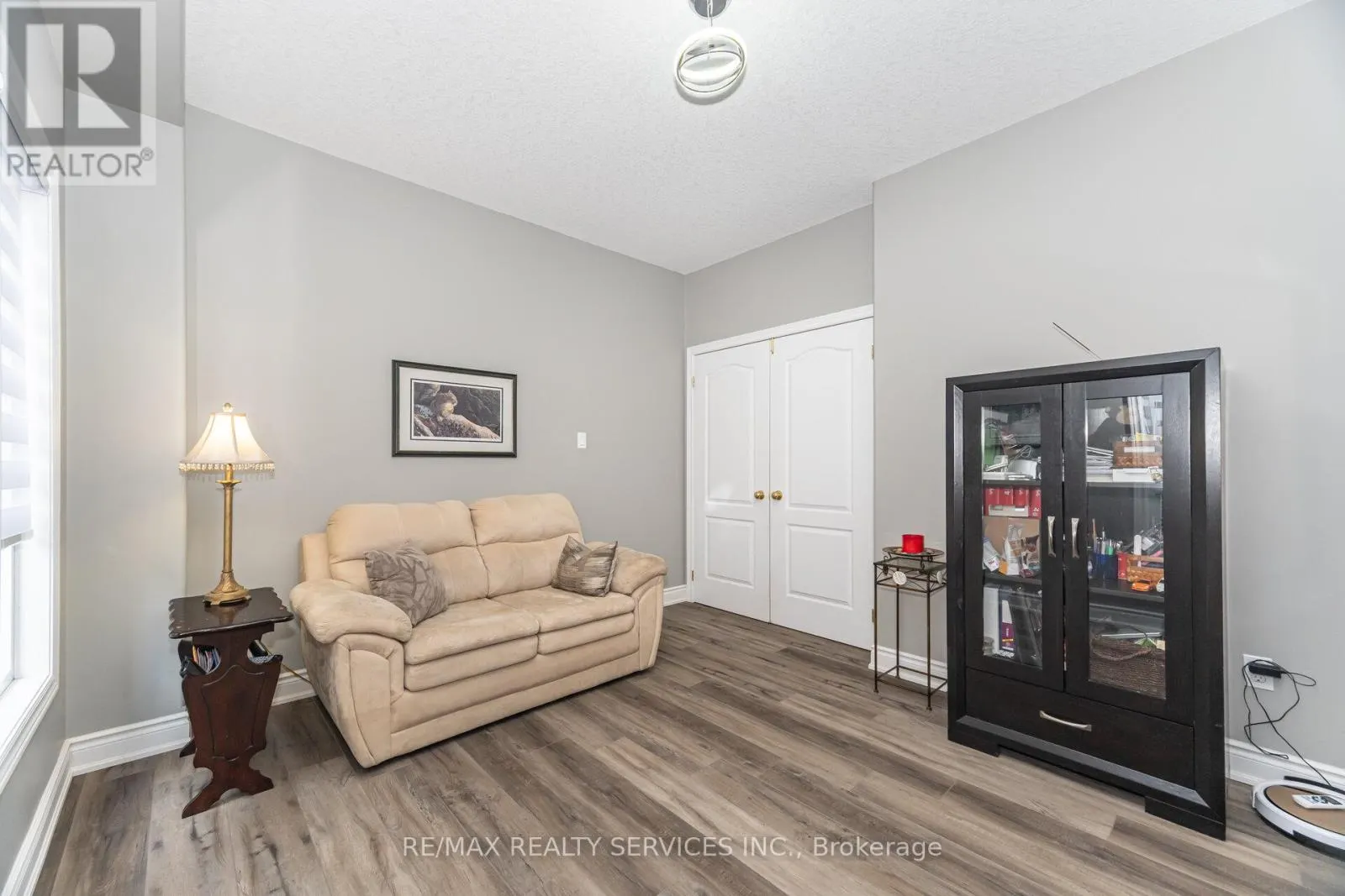60 DINNICK CRESCENT