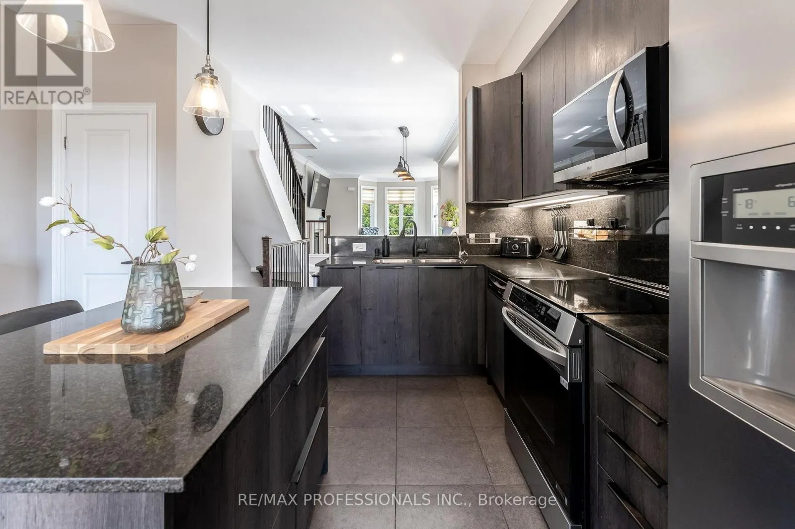1 - 1812 BURNHAMTHORPE ROAD E