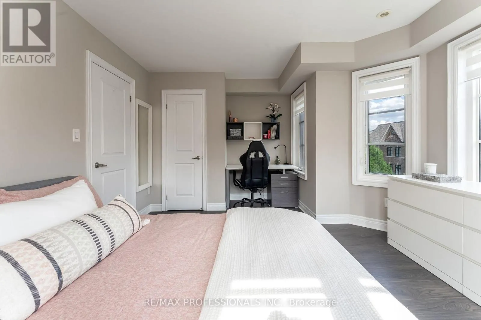 1 - 1812 BURNHAMTHORPE ROAD E