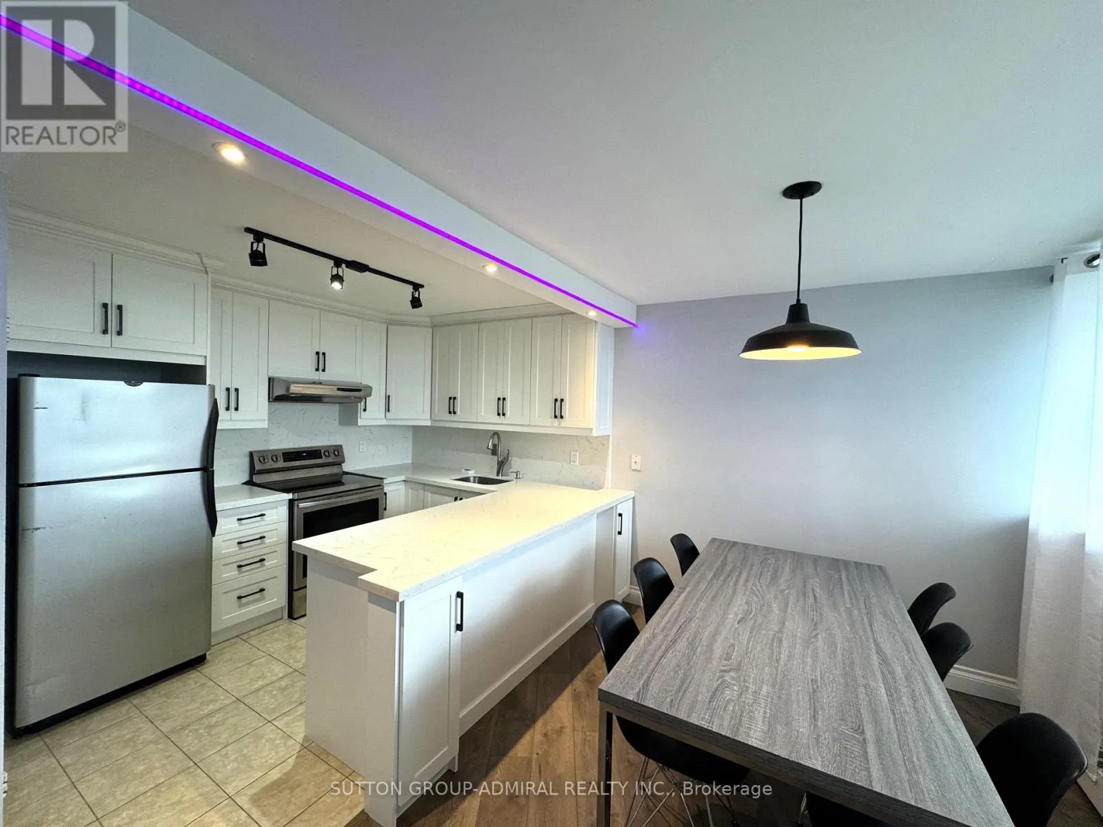 1105 - 530 LOLITA GARDENS N