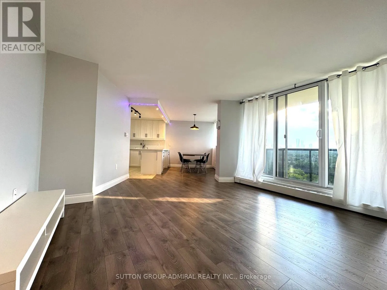 1105 - 530 LOLITA GARDENS N