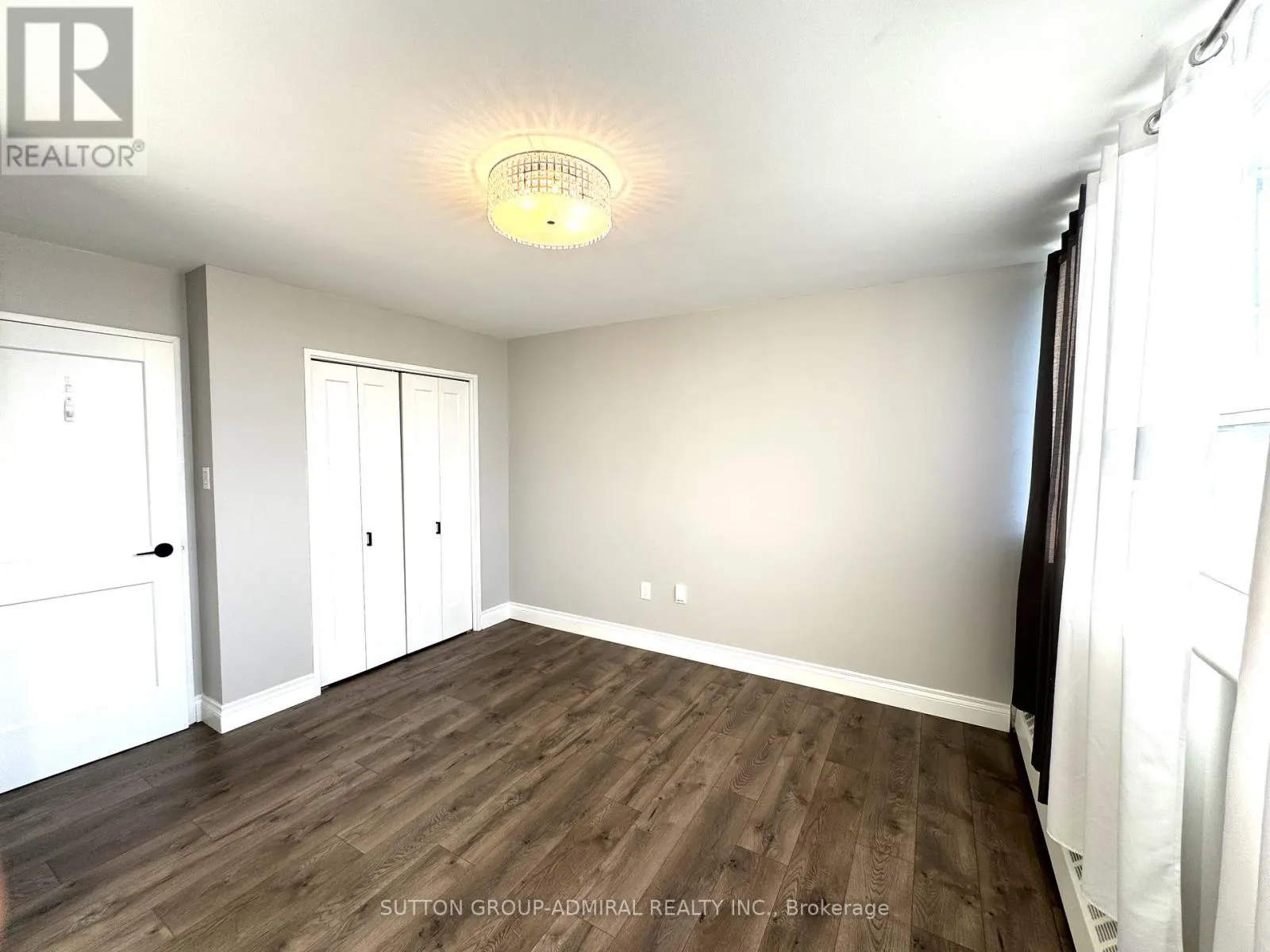 1105 - 530 LOLITA GARDENS N