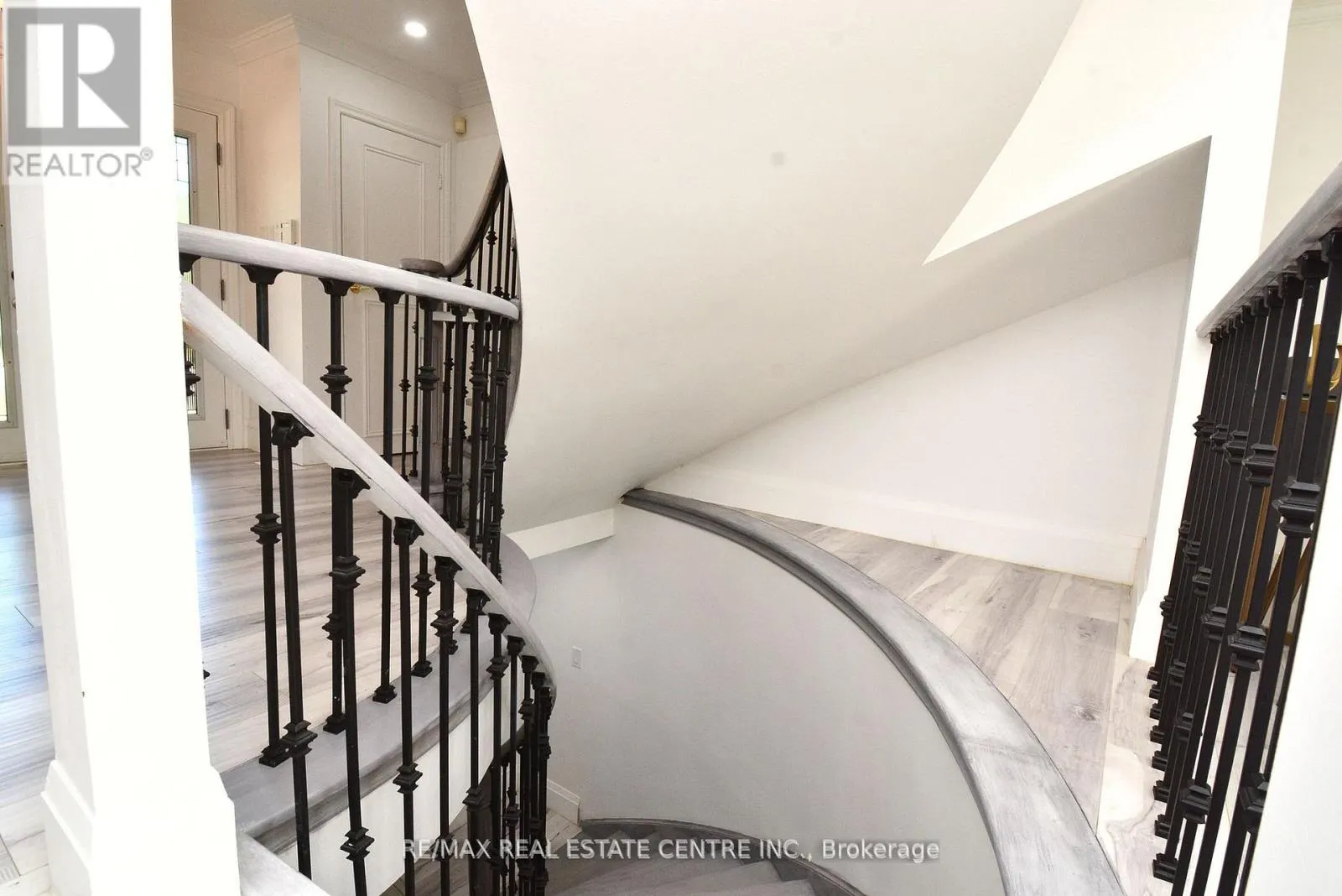 17 CRESCENT HILL DRIVE S