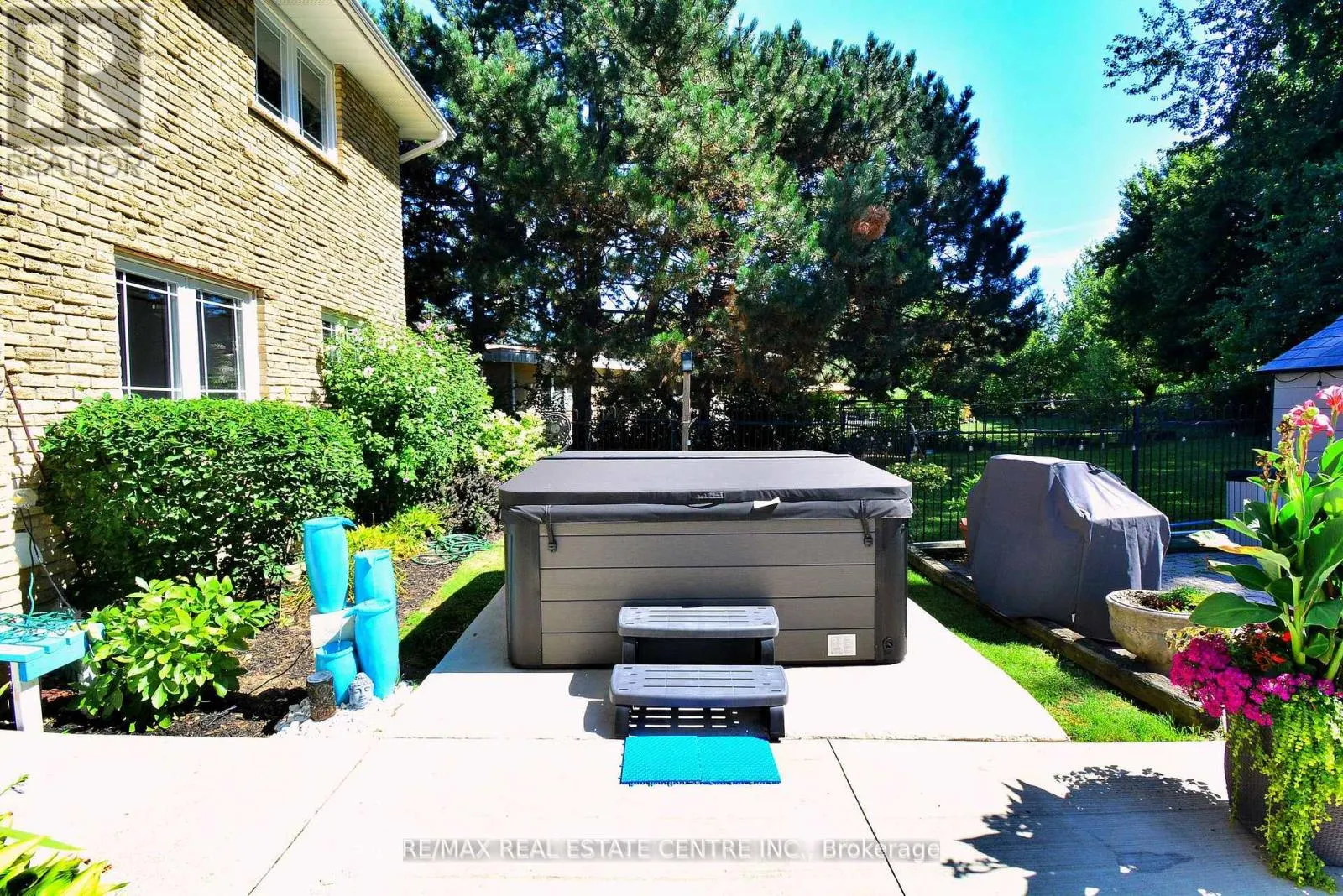 17 CRESCENT HILL DRIVE S