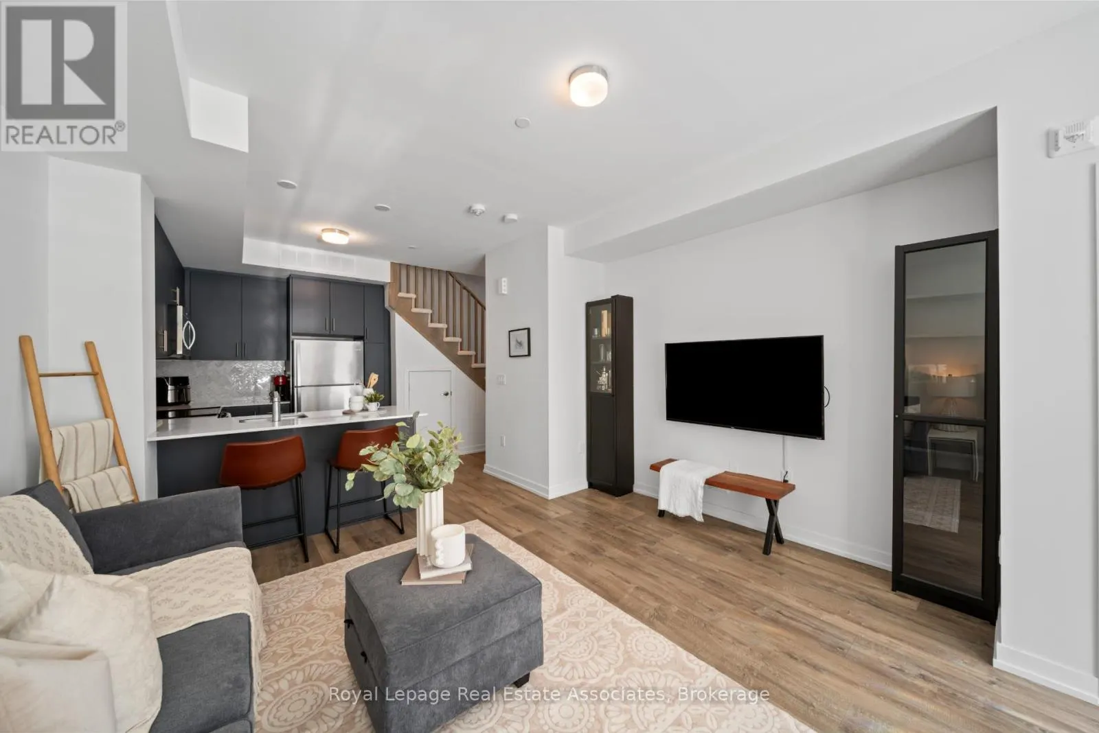 10 - 3546 COLONIAL DRIVE