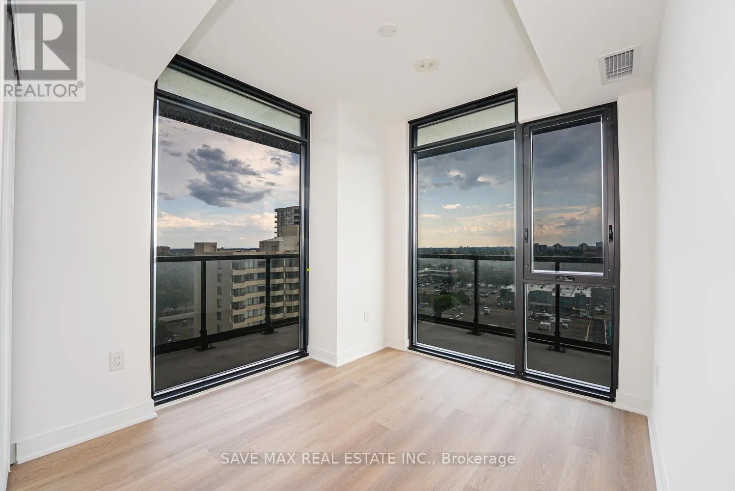 916 - 86 DUNDAS STREET E