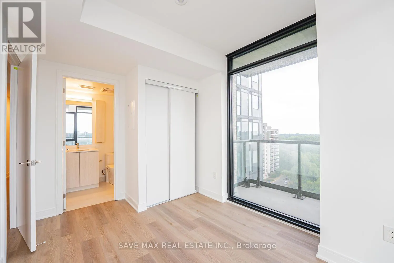 916 - 86 DUNDAS STREET E