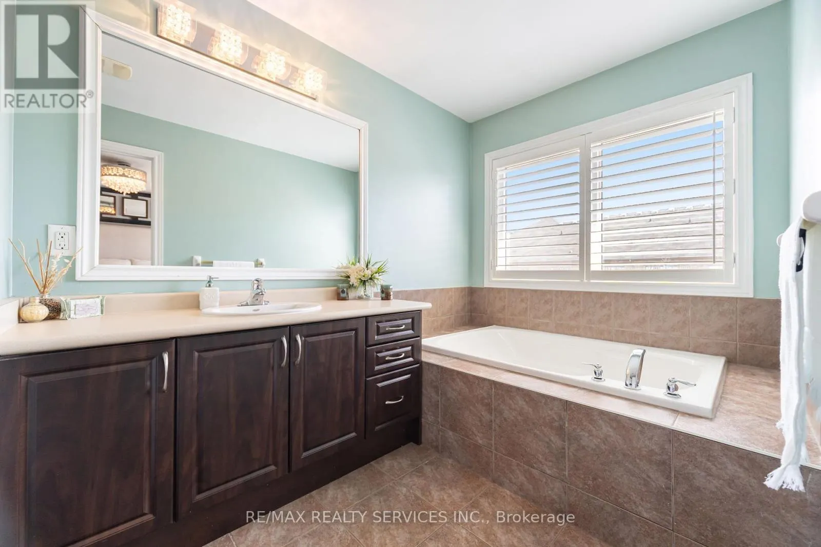 12 SEEDLAND CRESCENT