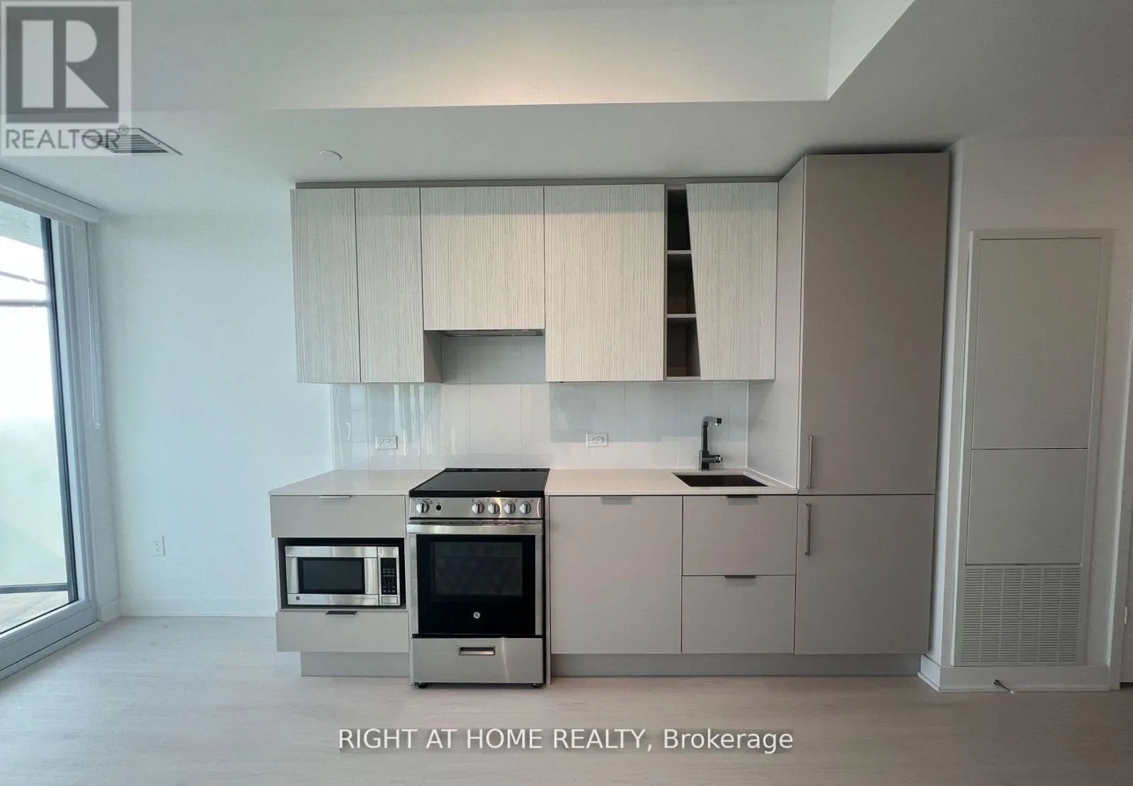 2507 - 3900 CONFEDERATION PARKWAY