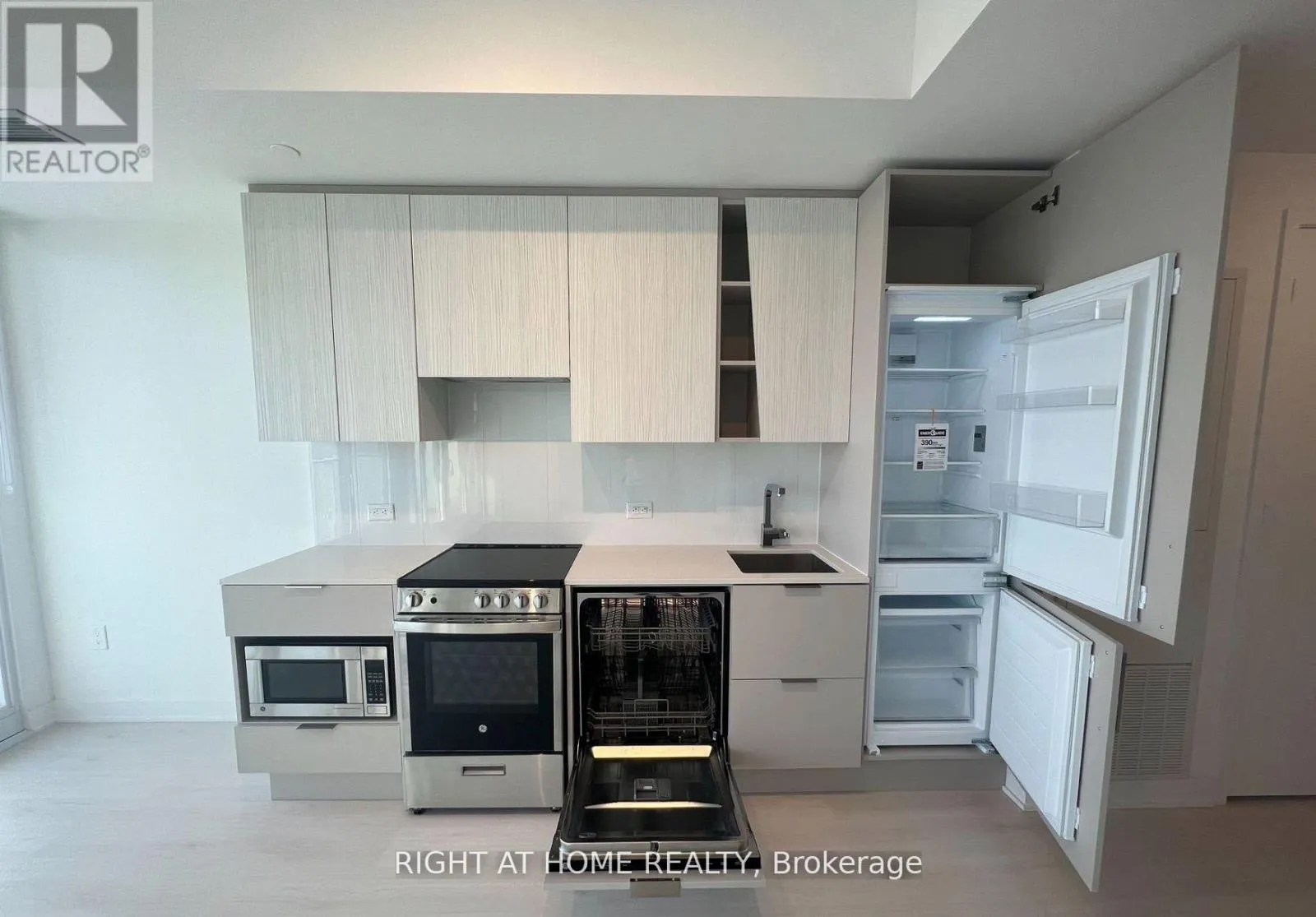 2507 - 3900 CONFEDERATION PARKWAY