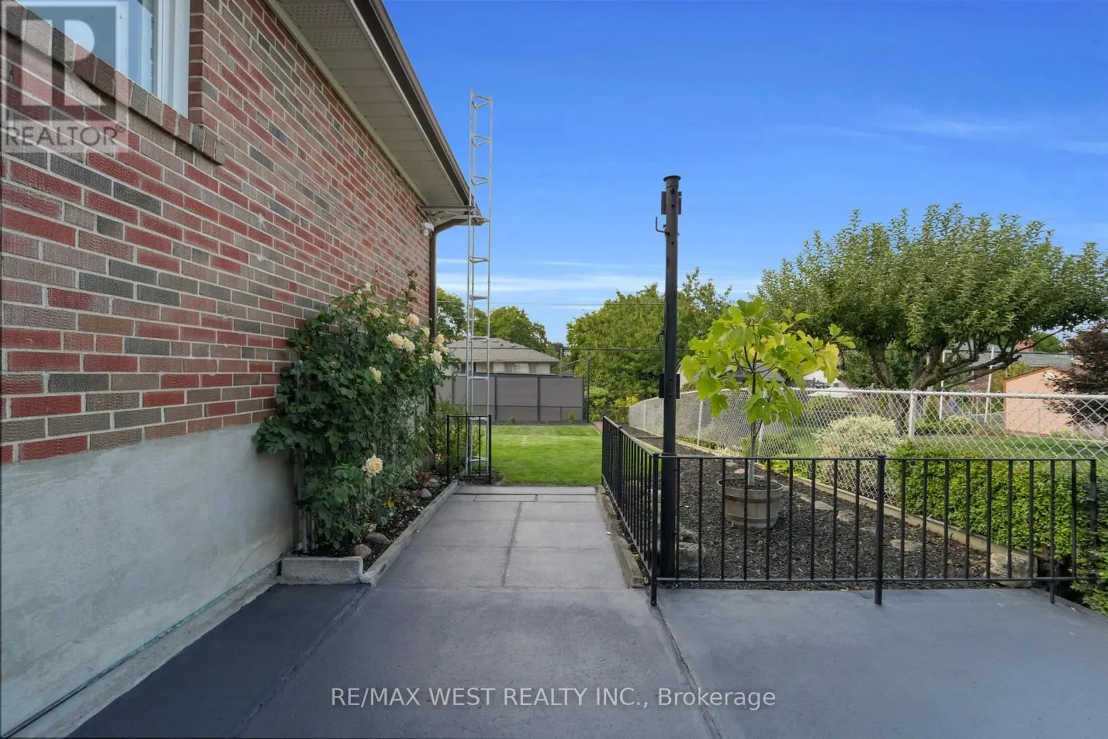 304 LA ROSE AVENUE